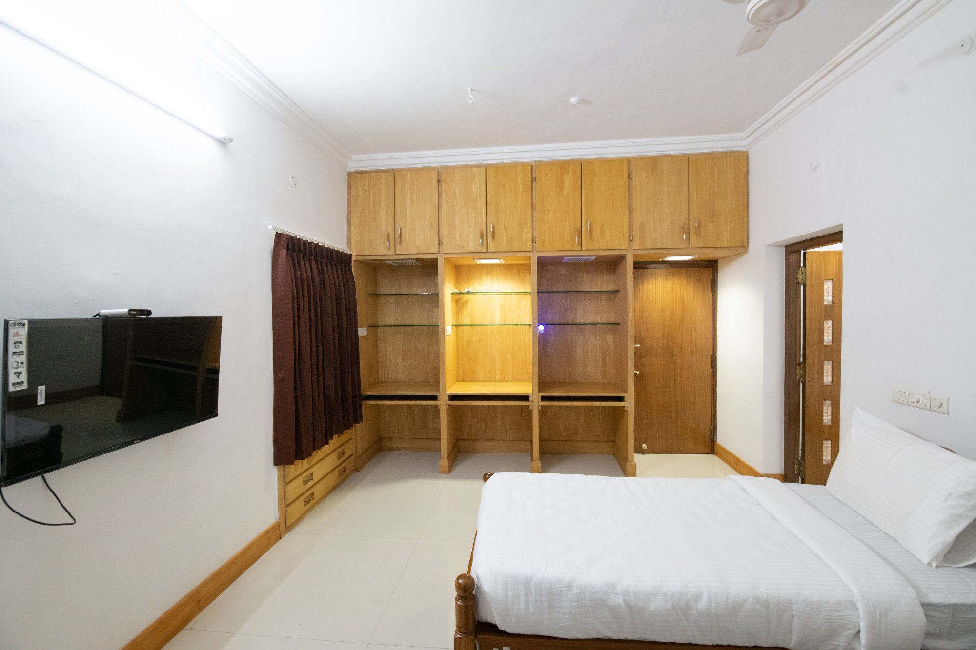 Thaayar Homestay room with wardrobe